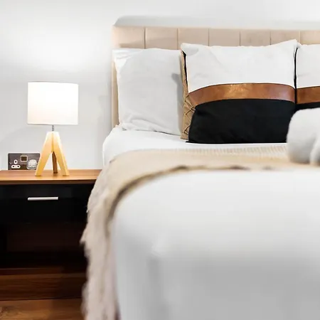 Centre - Self Contained - Private Access - Free Wifi & Netflix - Rated - 3ps