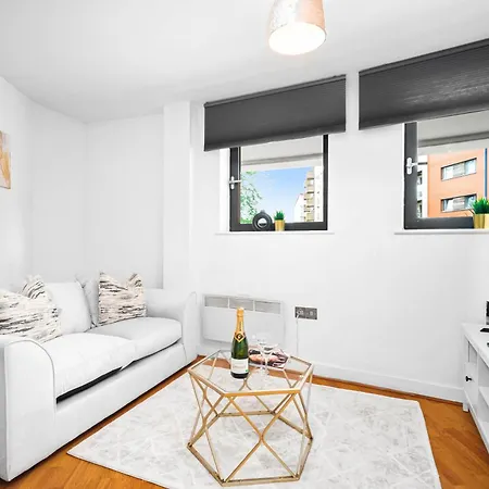 Centre - Self Contained - Private Access - Free Wifi & Netflix - Rated - 3ps Apartment *