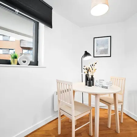 Apartment Centre - Self Contained - Private Access - Free Wifi & Netflix - Rated - 3ps *